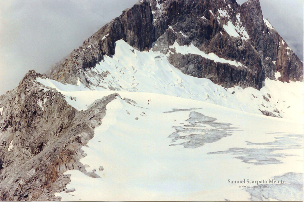 La mayor masa de hielo natural que queda en Venezuela, glaciar La Corona o glaciar El Bachiller, la toma se hace en marzo 1993 desde la segunda mayor elevación andina en Venezuela, pico Humboldt, hacia el pico Bompland, Parque Nacional Sierra Nevada, estado Mérida.