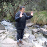 José Francisco el chamarrero, pidiendo a la Madre Tierra por la paz. Quebrada Mucubají, a los pies del Mucuñuque, Andes venezolanos.