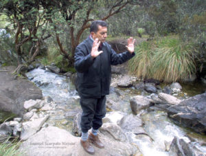 José Francisco el chamarrero, pidiendo a la Madre Tierra por la paz. Quebrada Mucubají, a los pies del Mucuñuque, Andes venezolanos.