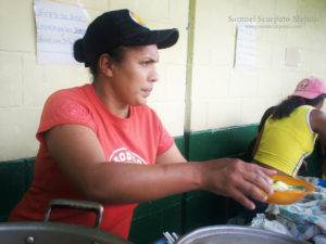 La negra Coromoto colaborando con la escuela, caserío Bombón, Andes venezolanos.